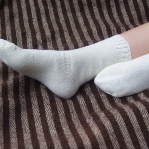 calcetines blancos de lana sobre manta