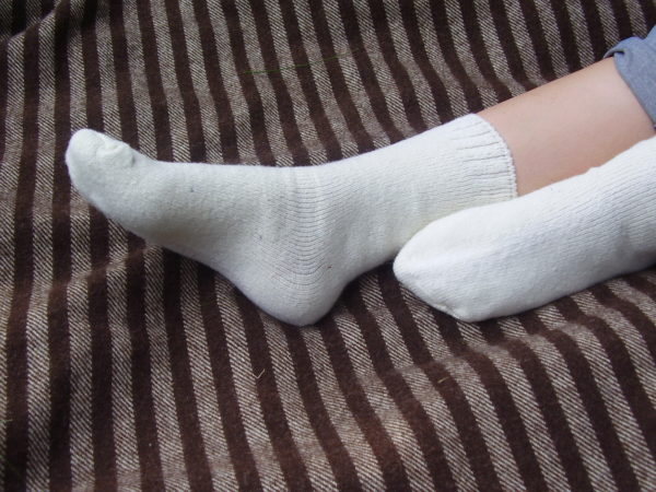 calcetines blancos de lana sobre manta