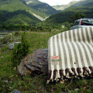 Manta de lana Beciberri sobre piedra