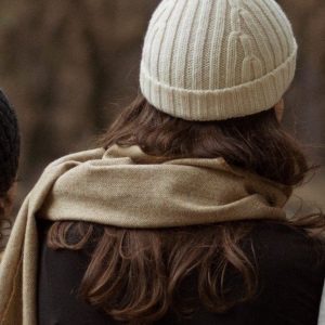 Bufanda Beige y Gorro Blanco