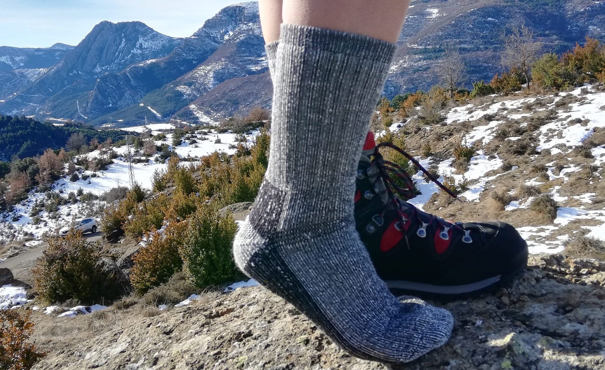 Agregando calcetines de Lana como complemento perfecto para regalos en Lleida - Calcetines Lana de Trekking Regalo Lleida edited 1